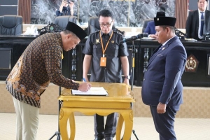 Sekda Konawe Ferdinand Sapan (Kiri), Ketua DPRD Kabupaten Konawe, I Made Asmaya (Kanan).