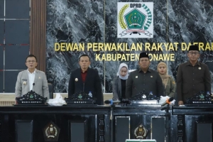 Bupati Konawe, H. Yusran Akbar (Kiri), Ketua DPRD Konawe, I Made Asmaya (Kanan).