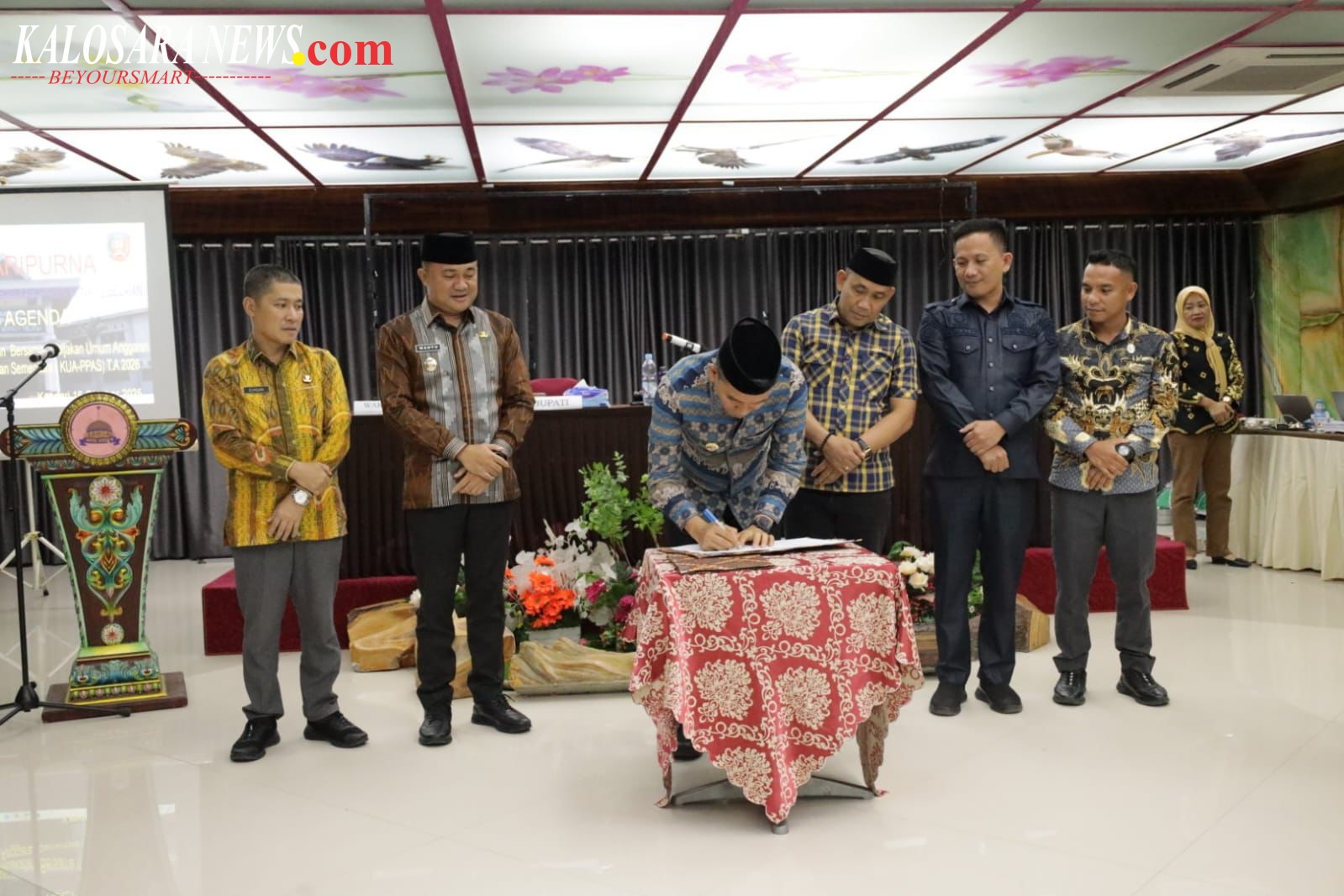Bupati Konawe Selatan, Irham Kalenggo saat menandatangani Nota Kesepakatan Bersama Kebijakan Umum Anggaran (KUA) serta Prioritas dan Plafon Anggaran Sementara (PPAS) tahun anggaran 2026, di Aula Hotel Qubah 9 Kendari, Kamis (16/10/2025)