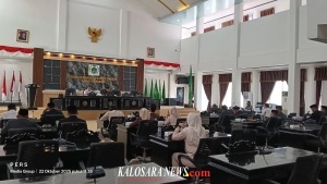 Ketgam : Suasana rapat pirupurna penyerahaan Raperda Usulan Pemkab Konawe. Rabu, (22/10/2025) foto : Hijrah