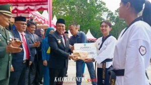 Ketgam : Bupati Konawe Yusran Akbar di dampingi wakil bupati Samsul Ibrahim saat menyerahkan Piagam dan uang tunai secara simbolik. Usai upacara bendera. Selasa, 28/10/2025.