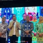 Foto bupati bersama wakil bupati serta ketu PKK Kab.Konawe saat menutup expo desa tahun 2025. Selasa (11/10/2025) malam di STQ Unaaha sebaga tempat pusat pelaksanaan expo desa