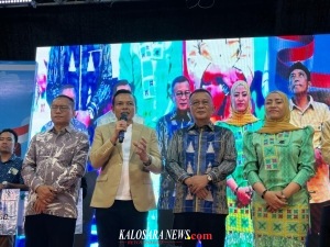 Foto bupati bersama wakil bupati serta ketu PKK Kab.Konawe saat menutup expo desa tahun 2025. Selasa (11/10/2025) malam di STQ Unaaha sebaga tempat pusat pelaksanaan expo desa