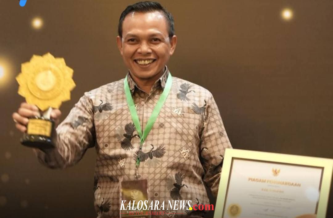 Bupati Konawe, H. Yusran Akbar saat menunjukan plakat dan piagam penghargaan UHC Award 2026 dari BPJS Kesehatan RI.