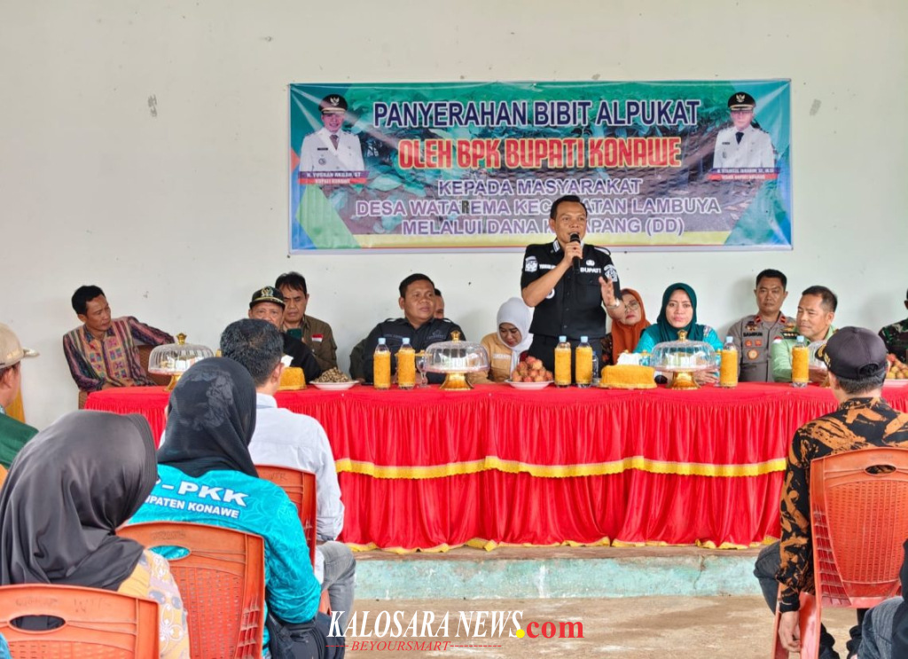 Bupati Konawe Yusran Akbar Serahkan 500 Pohon Bibit Alfukat ke Warga Desa Watarema