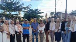 Semangat Berbagi, Mahasiswa IAI Rawa Aopa Hybrid Angata Bagikan Tiga Ratusan Paket Takjil